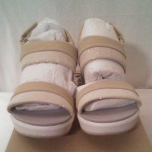 CLARKS Champagne Step Call Muir Sandal - Size 9W Women